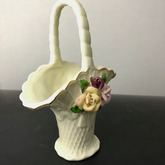 Small Vintage White Basket Porcelain W/Roses - Picture 5 of 7
